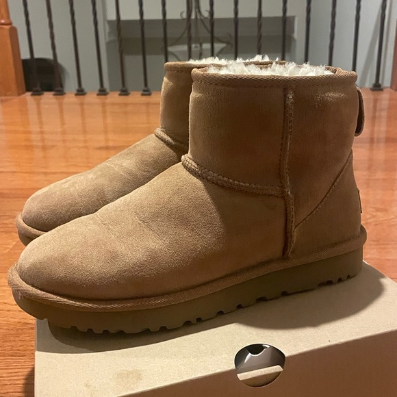 Ugg Classic Minis-size 7 - Picture 1 of 8
